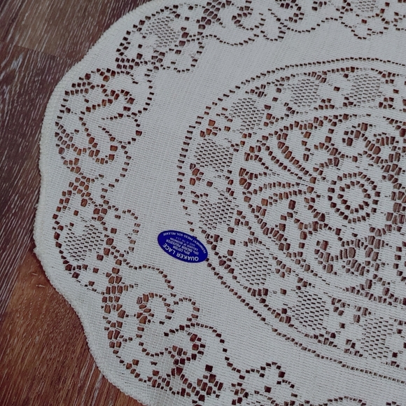 Vintage Quaker Lace Oval Placemats/Doilies - Picture 4 of 7